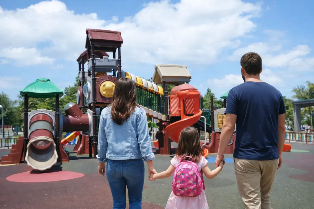 Familia con una niña en un parque infantil de Vilagarcía de Arousa